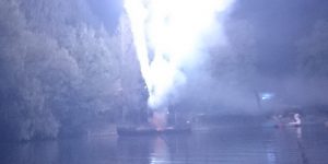 Feuerwerk wird auf einem Boot abgefeuert